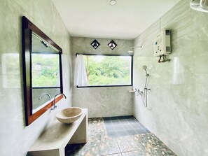 Villa, Balkon, Flussblick | Badezimmer | Hausschuhe, Handtücher, Seife, Shampoo