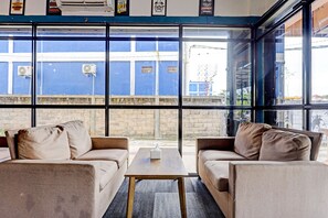 Lobby sitting area - Hotel O near RSUD Embung Fatimah formerl (Batam)