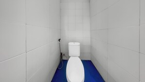 Deluxe-Doppelzimmer | Badezimmer | Dusche, Bidet, Handtücher, Toilettenpapier