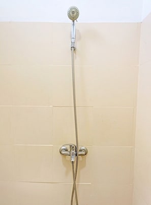 Eine Dusche mit Duschkopf und flexiblen Schlauch.