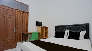 A bedroom with a bed, a desk with a chair, a television, and a wardrobe. - Hotel O near RS Harapan Bunda formerly Q (Banda Aceh)