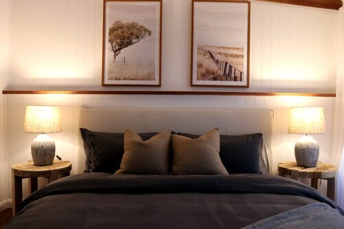 Stunning Cabin with a Private Hot Tub and Views of Bunya Mountain, Perfect for a Queensland Getaway
