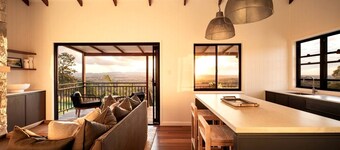 Stunning Cabin with a Private Hot Tub and Views of Bunya Mountain, Perfect for a Queensland Getaway