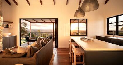 Stunning Cabin with a Private Hot Tub and Views of Bunya Mountain, Perfect for a Queensland Getaway