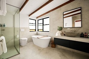 A modern bathroom with a freestanding bathtub, a glass shower enclosure, and a large mirror. - Stunning Cabin with a Private Hot Tub and Views of Bunya Mountain, Perfect for a Queensland Getaway (Neumgna)