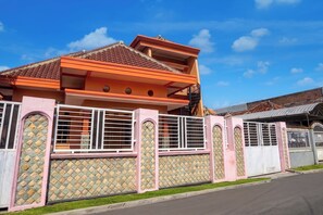 Vista frontal de la propiedad