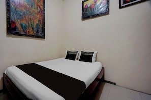 Deluxe Double Room | Bed sheets - OYO 95290 Incess Diana Syariah (Probolinggo)