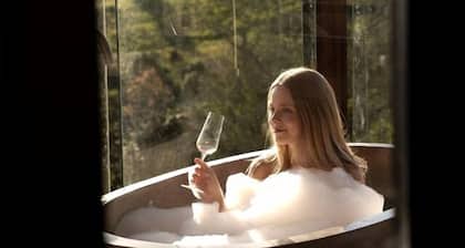 Enchanting Cabin with Outdoor Bathtub, Fire Pit, and Views of Coomba Valley, Perfect for a Romantic Weekend Getaway