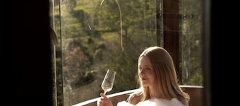 Enchanting Cabin with Outdoor Bathtub, Fire Pit, and Views of Coomba Valley, Perfect for a Romantic Weekend Getaway