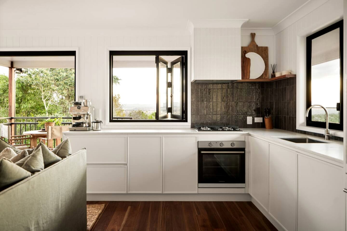 Coffee/tea maker, fridge, oven, stovetop