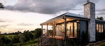 Enchanting Cabin with Outdoor Bathtub, Fire Pit, and Views of Coomba Valley, Perfect for a Romantic Weekend Getaway