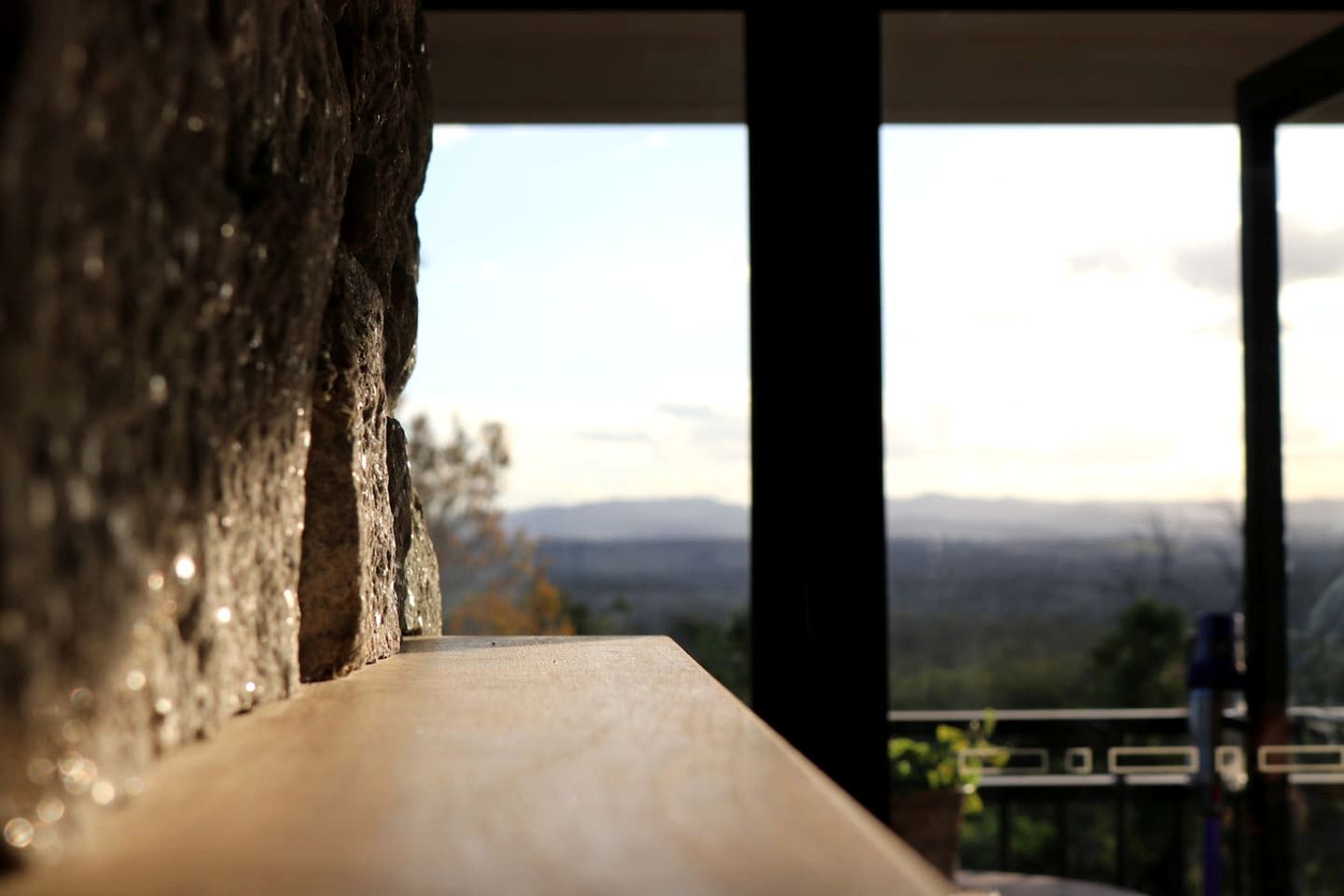Une petite avancée en bois offrant une vue sur un paysage montagneux.