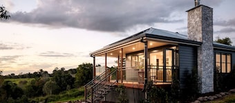 Enchanting Cabin with Outdoor Bathtub, Fire Pit, and Views of Coomba Valley, Perfect for a Romantic Weekend Getaway