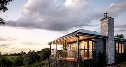 Enchanting Cabin with Outdoor Bathtub, Fire Pit, and Views of Coomba Valley, Perfect for a Romantic Weekend Getaway