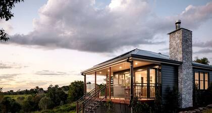 Enchanting Cabin with Outdoor Bathtub, Fire Pit, and Views of Coomba Valley, Perfect for a Romantic Weekend Getaway