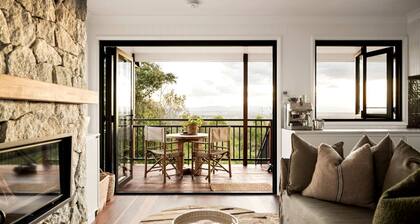 Enchanting Cabin with Outdoor Bathtub, Fire Pit, and Views of Coomba Valley, Perfect for a Romantic Weekend Getaway