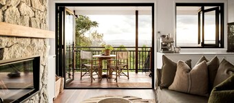 Enchanting Cabin with Outdoor Bathtub, Fire Pit, and Views of Coomba Valley, Perfect for a Romantic Weekend Getaway