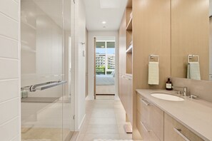 Shower, hair dryer, towels, soap - Exclusive Okanagan Beachfront Oasis I 3BR Penthouse Condo in Kelowna (Kelowna)