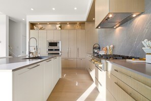 Private kitchen - Exclusive Okanagan Beachfront Oasis I 3BR Penthouse Condo in Kelowna (Kelowna)