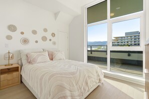 3 bedrooms, iron/ironing board, Internet, bed sheets - Exclusive Okanagan Beachfront Oasis I 3BR Penthouse Condo in Kelowna (Kelowna)