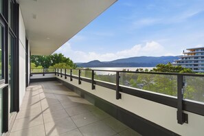 Property grounds - Exclusive Okanagan Beachfront Oasis I 3BR Penthouse Condo in Kelowna (Kelowna)