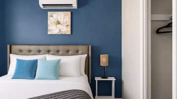 Blue room with Queen Size bed, Air conditioning