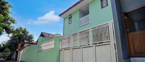 Vista frontal de la propiedad
