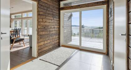 4 bedroom beautiful home in åsenfjord
