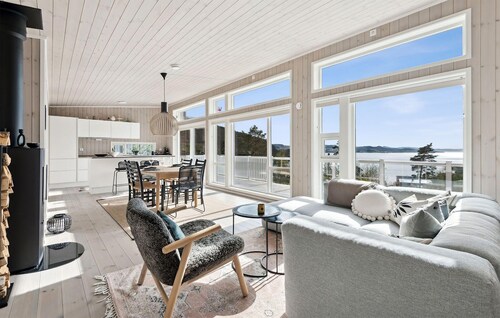4 bedroom beautiful home in åsenfjord