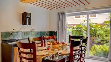 Superior Villa, Pool View | Dining