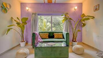 Deluxe Villa, Pool View | Living area