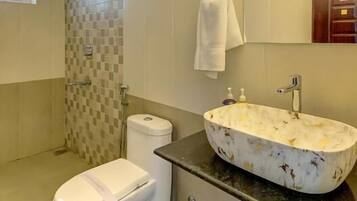 Handuk, sabun, sampo, dan tisu toilet