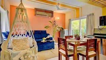 Deluxe Villa, Pool View | Living area