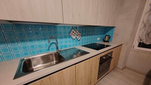 A kitchen with a sink, a kettle, and a window. - Gozzi's Den - Alghero (Alghero)