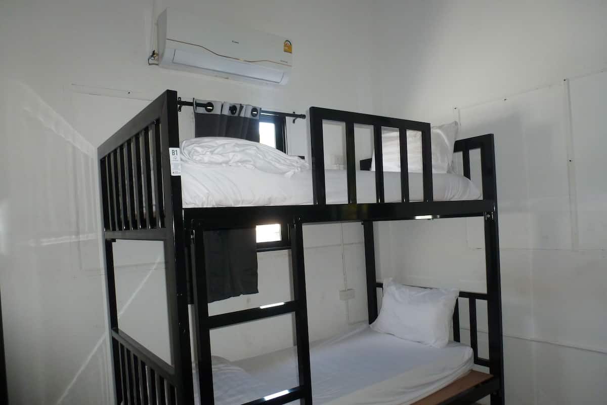 6-Bed Female Dormitory Room | Free WiFi
