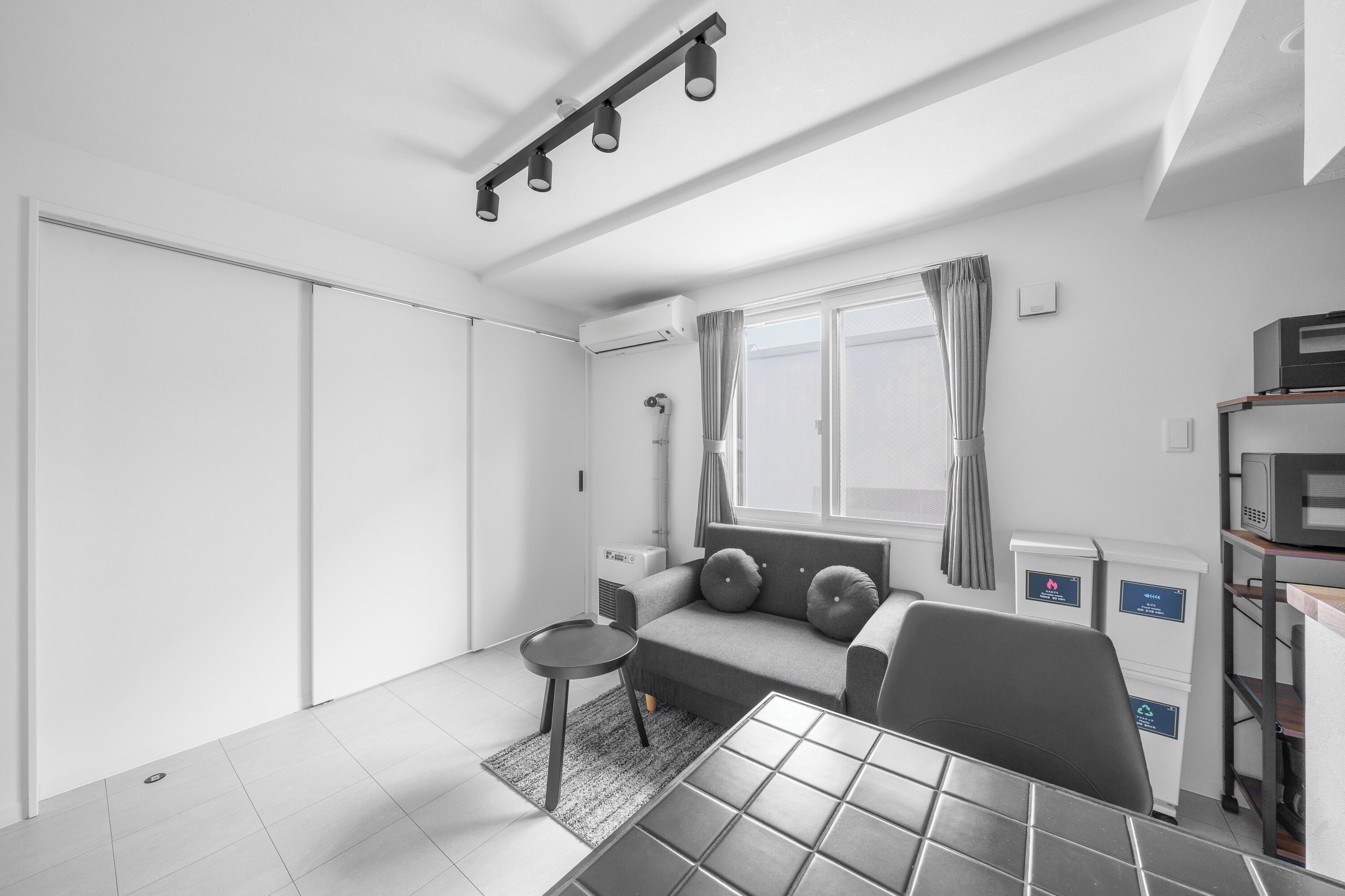 Appartement | Woonruimte | Een 43-inch flatscreentelevisie met digitale zenders