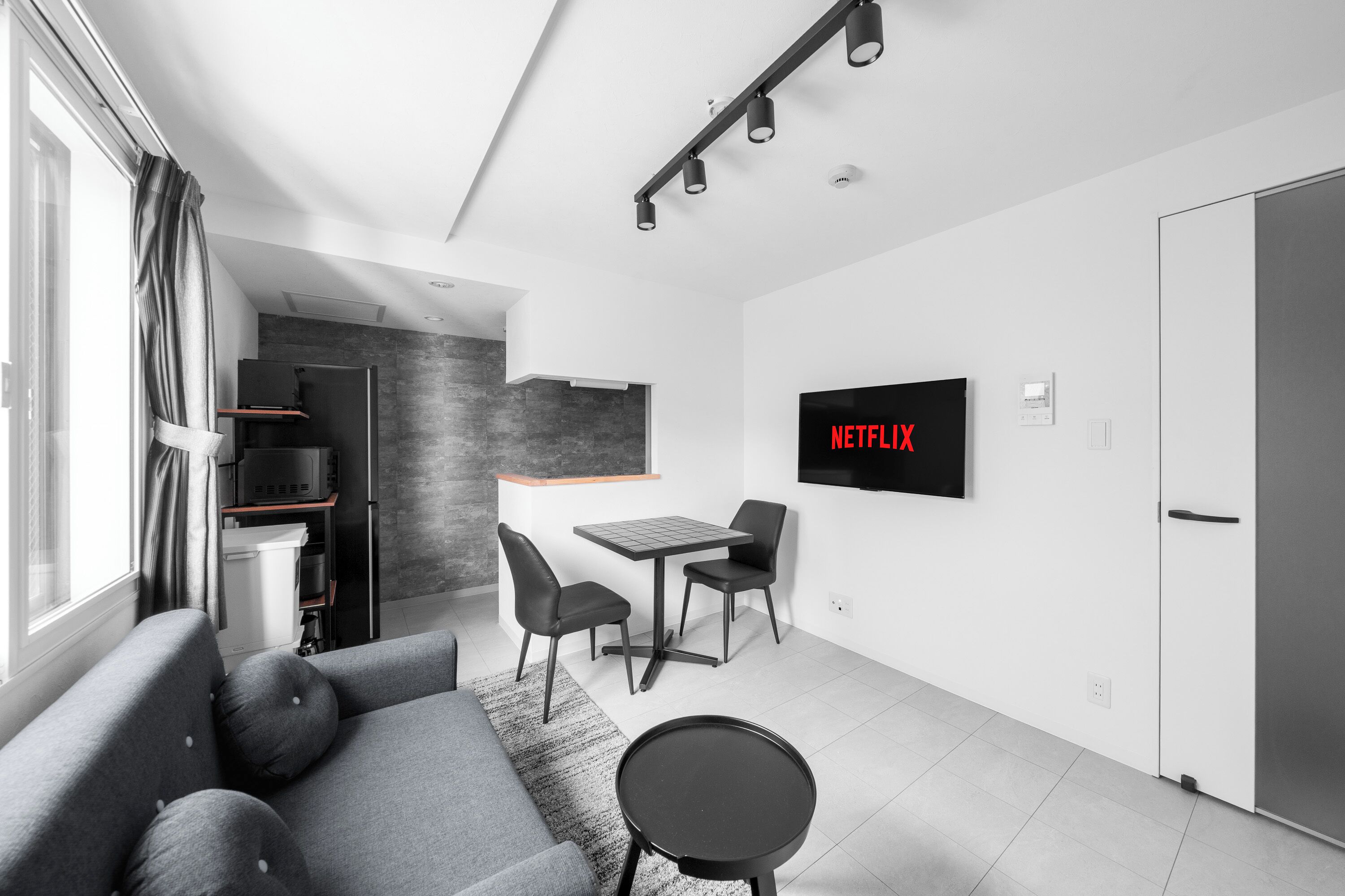 Appartement | Woonruimte | Een 43-inch flatscreentelevisie met digitale zenders