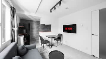 Appartement | Woonruimte | Een 43-inch flatscreentelevisie met digitale zenders