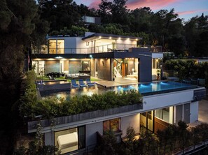 Exterior - Gated New Designer 6bd/7ba Estate w Pool & Spa, Guest house, Elevator, & Views! (Los Angeles)