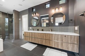 Douche, baignoire à jets, serviettes fournies, savon