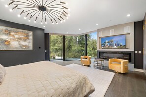 Iron/ironing board, WiFi, bed sheets - Gated New Designer 6bd/7ba Estate w Pool & Spa, Guest house, Elevator, & Views! (Los Angeles)