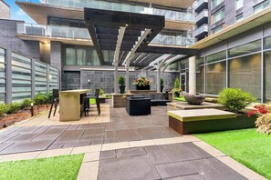 Outdoor dining - Modern Downtown Toronto Suite In the Heart Of King West (Toronto)