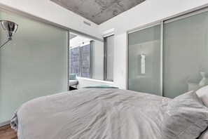 Room - Modern Downtown Toronto Suite In the Heart Of King West (Toronto)