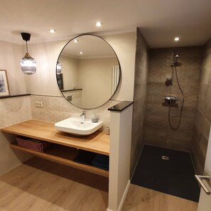 Bathroom - Vrbo Property (Nordhausen)