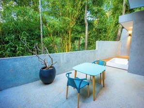 Outdoor dining - JAVA RAIN RESORTS (Chikkamagaluru)