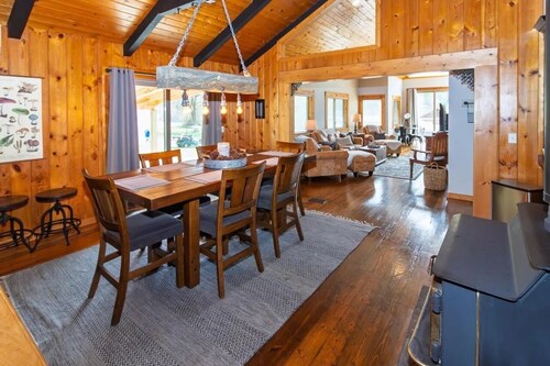 Peaceful Lakefront Cabin Retreat on a Quiet & Secluded Lake