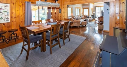 Peaceful Lakefront Cabin Retreat on a Quiet & Secluded Lake