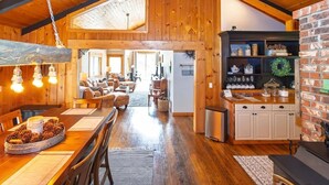 Un interior de madera con comedor, cocina y sala de estar.