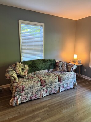 Living area - 3-bed/1-bath Home in charming Pegram - TriStar Tribe Country Cottage (Pegram)