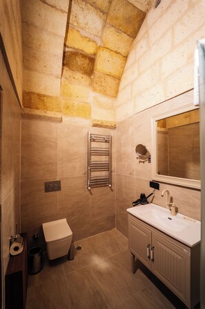 Articles de toilette gratuits, chaussons, serviettes fournies, savon